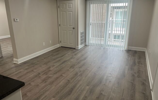 2 beds, 1 bath, 680 sqft, $2,400, Unit 27-25