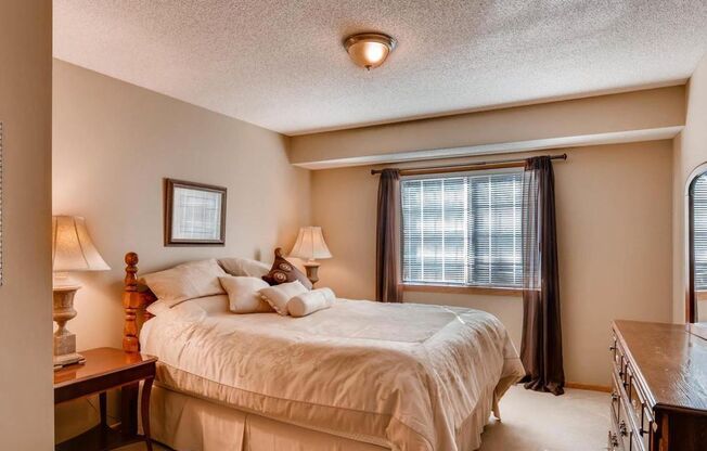 2Bed/1.5Bath with LOFT Townhouse in West Bloomington- Avail Aug 1