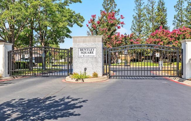 Bright 3 bedroom, 2 bath in Gated Community of Bentley Square!