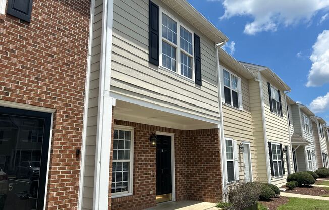 Updated 2 Bed | 2.5 Bath Townhouse in Clayton