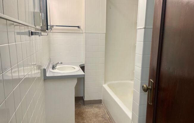 1 bed, 1 bath, $750, Unit LH Broadway Lowman 11