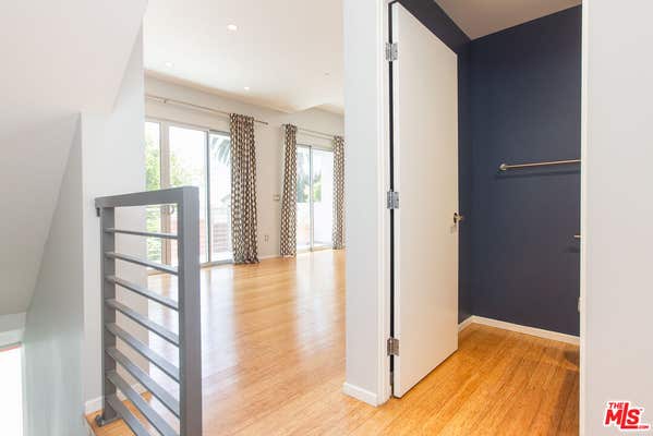 3907 DE LONGPRE AVE