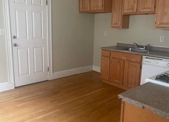 2 beds, 1 bath, 1,000 sqft, $2,200, Unit 3L