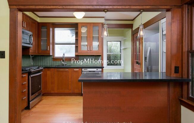 Cozy Home in SE Portland's Brooklyn Neighborhood with Extra Storage!