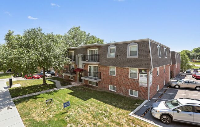 2 beds, 1 bath, 825 sqft, $1,090, Unit 3900 #03