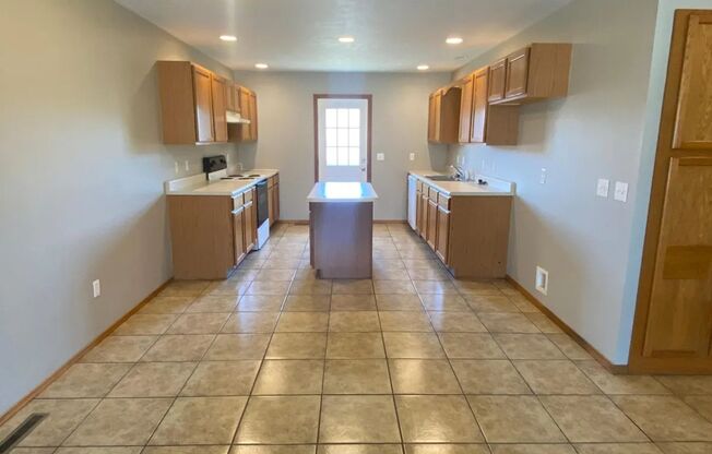 2 beds, 2 baths, $1,275, Unit 4312 N Morgan Ct