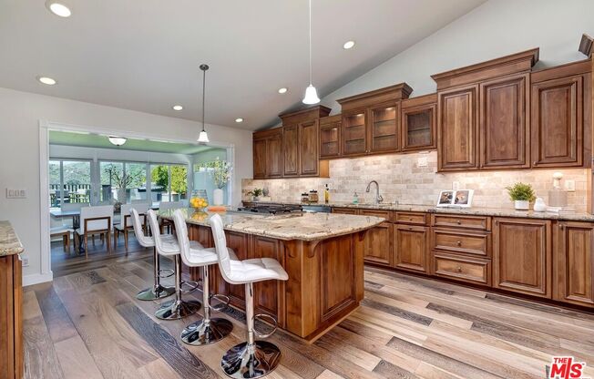 823 ENCHANTED WAY