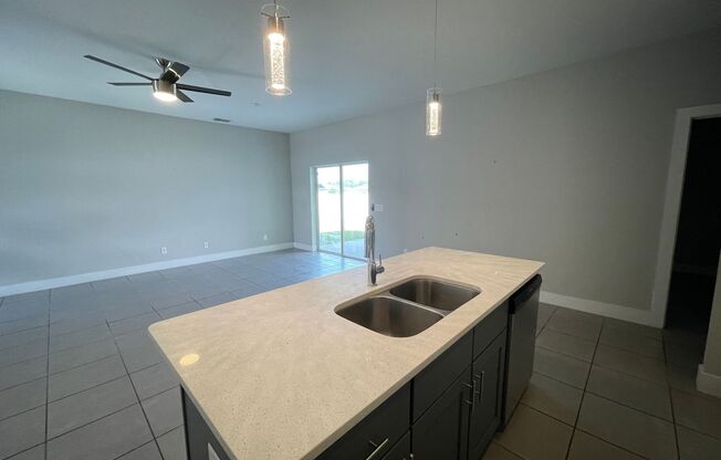 GORGEOUS 4 Bedroom, 2 Bathroom Home in Poinciana!!