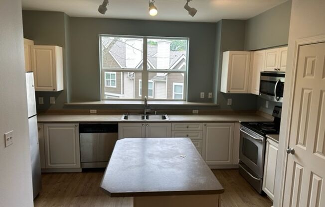 Beautifully Updated Large 2bd Townhome in Lynnwood!