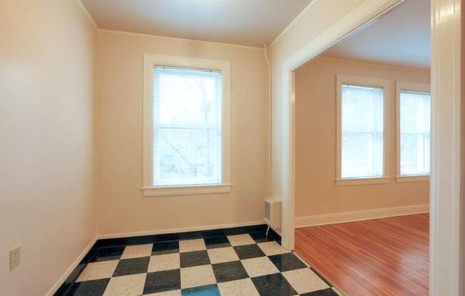 Studio, 1 bath, 425 sqft, $1,225, Unit 406