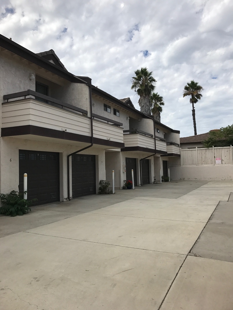 Multi-Level 2 Bed / 2 Bath Townhome with Garage in Escondido