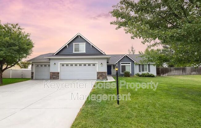 879 N TRAQUAIR PL