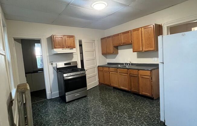 3 beds, 1 bath, $1,800, Unit 40 Warriner 4L