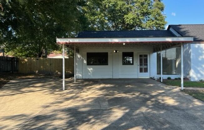 Roomy 3 bedroom/2 bath home on 1 acre in Phenix City!