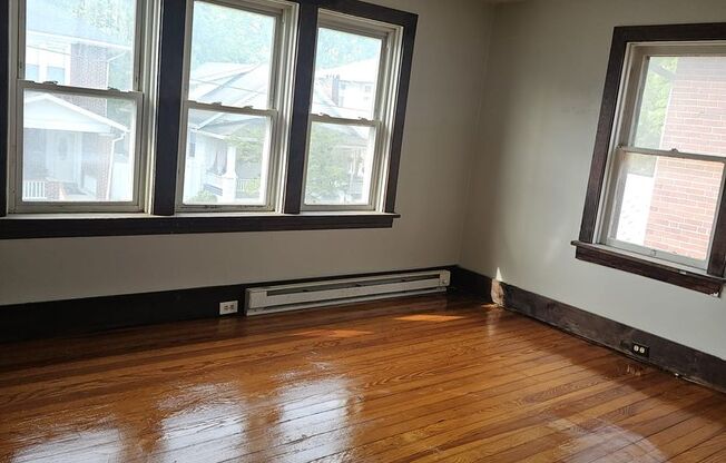 2 Bedroom House available now in Harrisburg!
