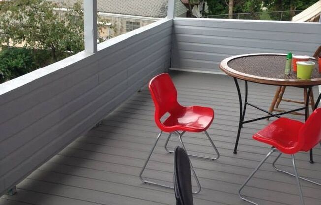 Huge Luxury South Side Home w/ Stainless Kitchen appliances and A/C