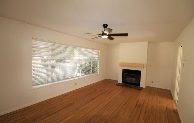 2 Bed 1 Bath w/Den-Pierpont Beach Home with Yard!