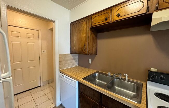 2 beds, 1 bath, 1,054 sqft, $775, Unit Apt A