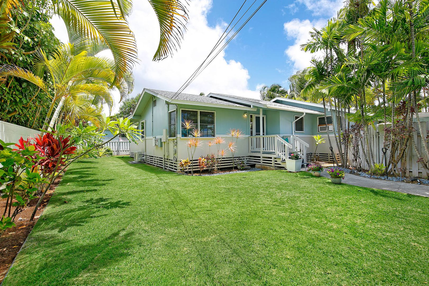 3 Bedroom, 3 Bath Single Family Home with Fenced Yard and Walking Distance to Kailua Beach