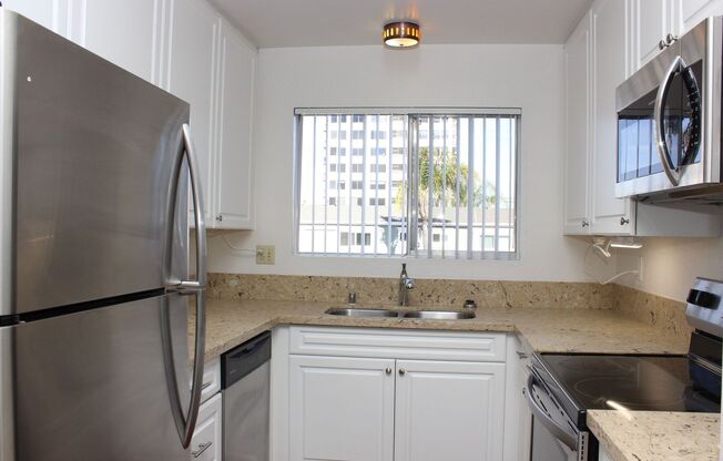 Gorgeous 2B/2BA Condo w/ Balcony, Central A/C & Pool!