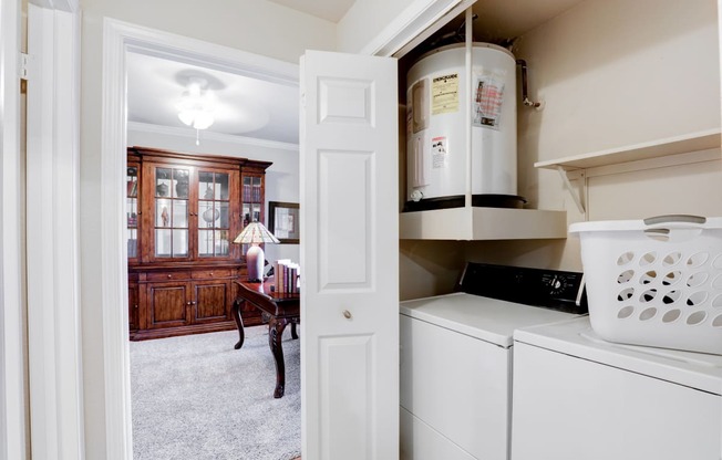 SaddleBrook apartments in Dallas, TX 1,2 & 3 Bedroom Apartment Homes.