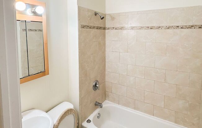 3 beds, 2 baths, 1,140 sqft, $4,200, Unit 2521-B2