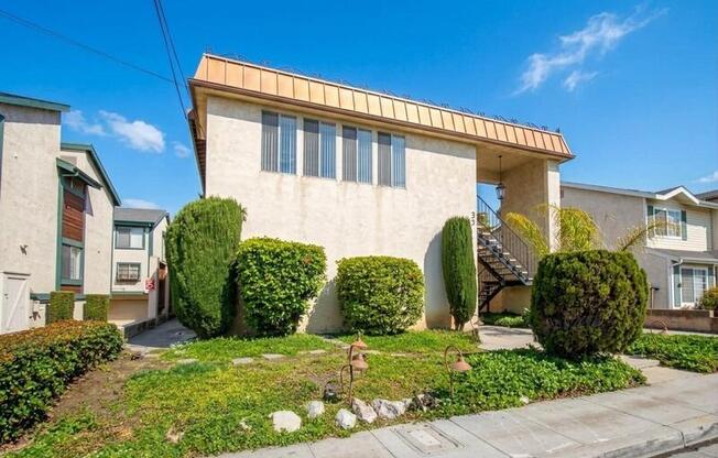2717 VANDERBILT LN