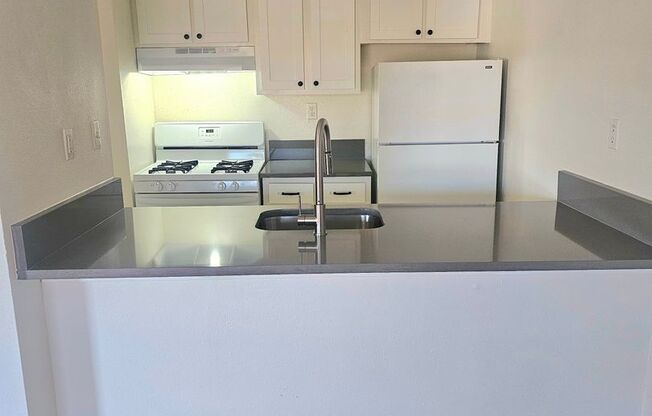 1 bed, 1 bath, 700 sqft, $1,124, Unit LAW11-307