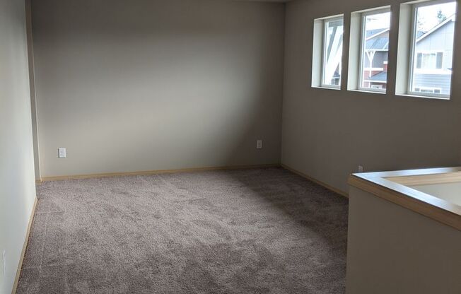 Spacious and bright 4 bed home close to ferries, YMCA and ice rink in Manette!