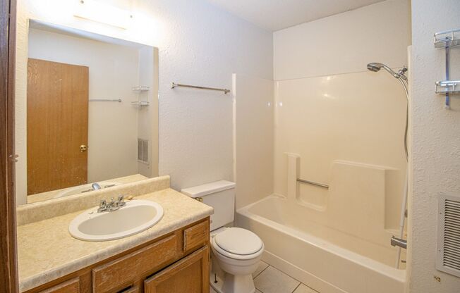 2 beds, 1.5 baths, $950, Unit 1D