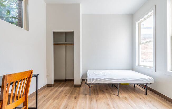 Charming Renovated Studio in Historic Columbia City (Shared Bathroom)