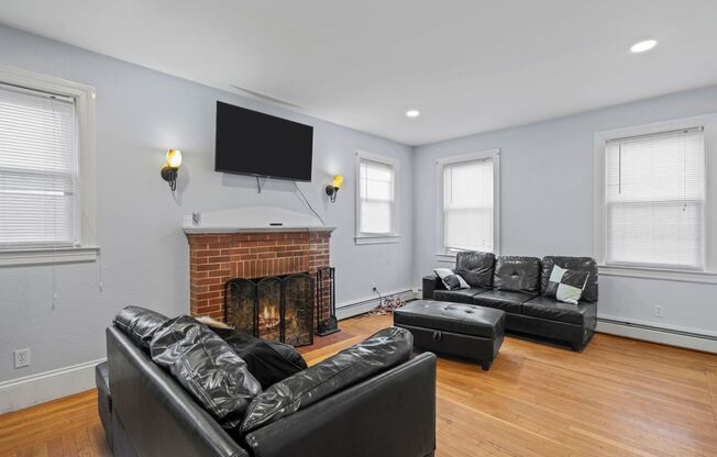 Wow! Welcome to 91 Tyndall! Come check out single family apartment next to Providence College!