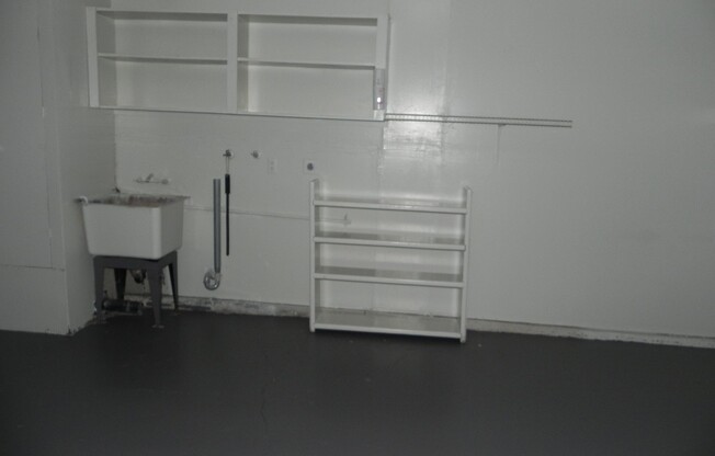 2 beds, 1 bath, 950 sqft, $2,375, Unit 4831 Overend Ave