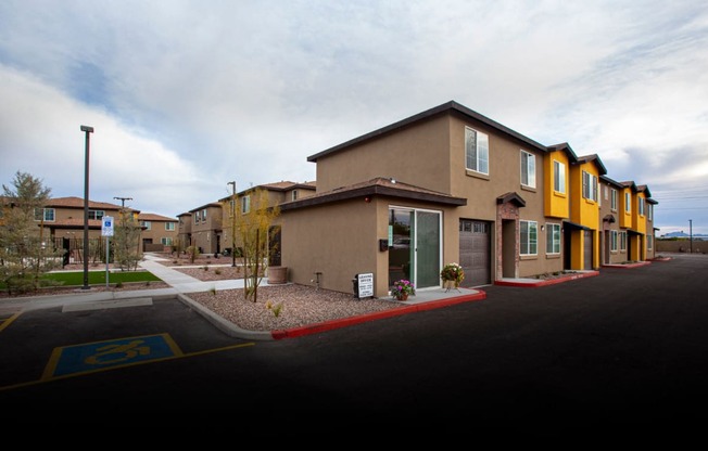 Exterior & Landscaping at San Vicente Luxury Townhomes in Phoenix AZ