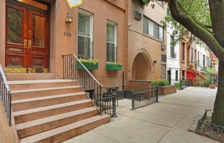 423 E 84 ST