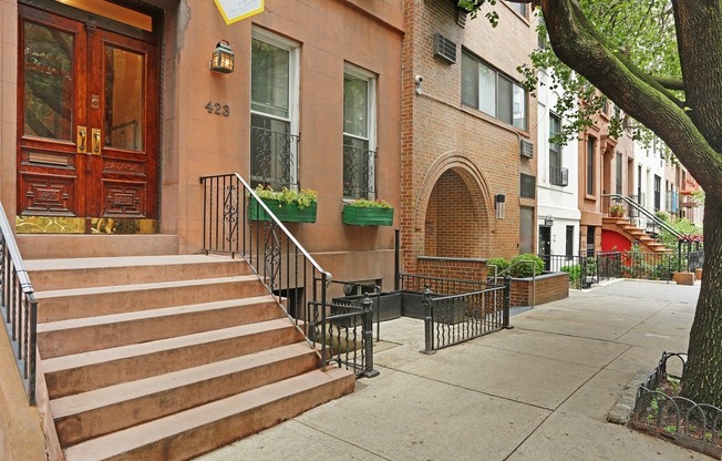 423 E 84 ST