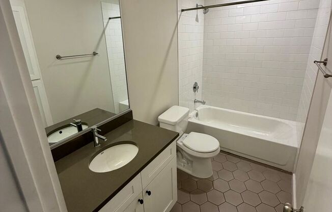 2 beds, 2 baths, 900 sqft, $1,550, Unit LAW11-204