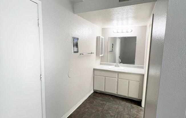 1 bed, 1 bath, $1,750, Unit #416