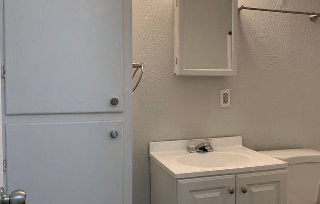 2 beds, 1 bath, 825 sqft, $875, Unit 6122-B