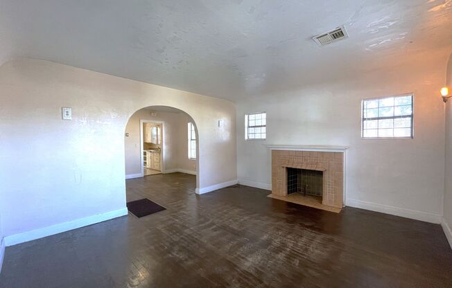 *** $500 Off Special Offer!! *** Charming 2-Bed Retreat: Your Ideal Home in the Heart of Convenience!