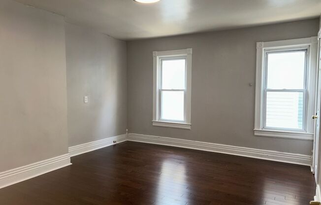 3 beds, 1 bath, $1,600, Unit 2nd Floor