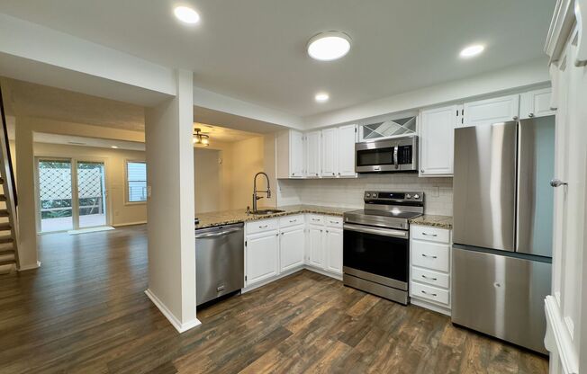 Charming 2 Bedroom/1.5 Bathroom End-Row Townhome in White Marsh, MD!