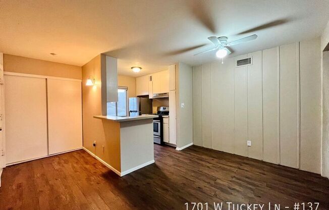 1701 W TUCKEY LN
