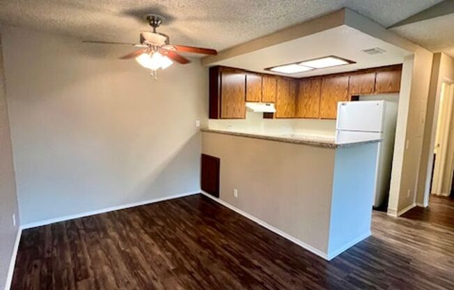 2 beds, 2 baths, 948 sqft, $1,795, Unit 52