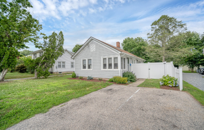WINTER RENTAL Fully Furnished 2 Bedroom Cottage Steps to Beach - Heat and WiFi Included!
