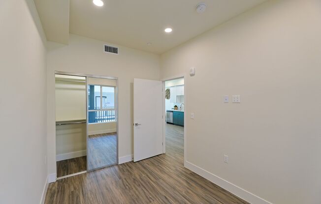 2 beds, 2 baths, 811 sqft, $1,475