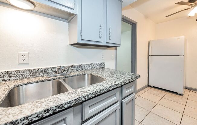 2 beds, 1 bath, $1,025, Unit 20