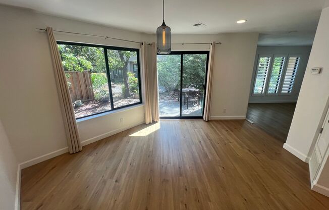 Beautiful upgraded 3 bed 2.5 bath Townhouse in Mountain View. Must See!