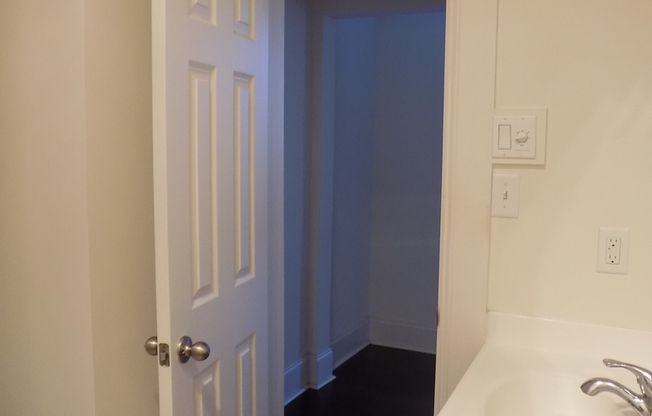 Studio, 1 bath, $850, Unit 1012-2A