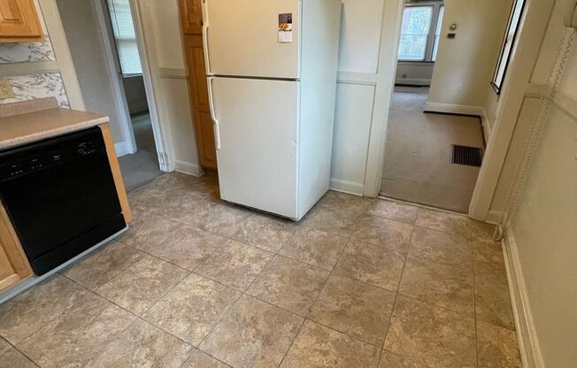 2 beds, 1 bath, 1,012 sqft, $985